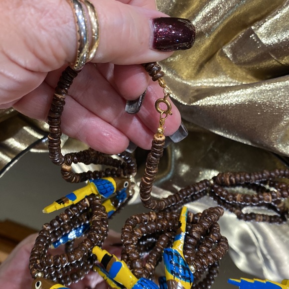 Parrot Necklace Brown Beads and 6 carved wooden blue and yellow Parrots EUC - Picture 5 of 11
